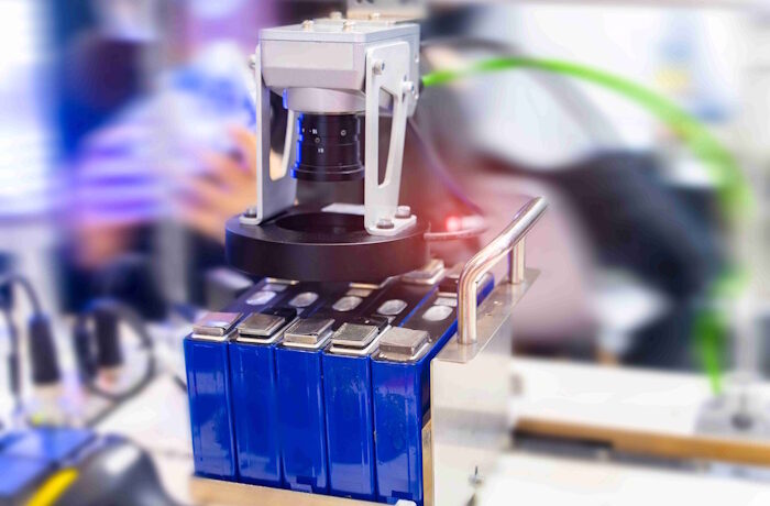 Kuva: Adobe Stock. Työturvallisuuskeskus on käynnistänyt akkuturvallisuushankkeen, jonka tavoitteena on lisätä akkuturvallisuuteen liittyvää tietämystä työpaikoilla sekä vähentää akkujen aiheuttamia onnettomuuksia ja vahinkoja.