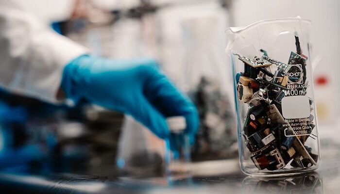 Kuva: Jyväskylän yliopisto. Jätteestä raaka-ainelähteeksi. Elektroniikkaromun kestomagneeteista voitaisiin saada muun muassa neodyymiä, praseodyymiä ja dysprosiumia.