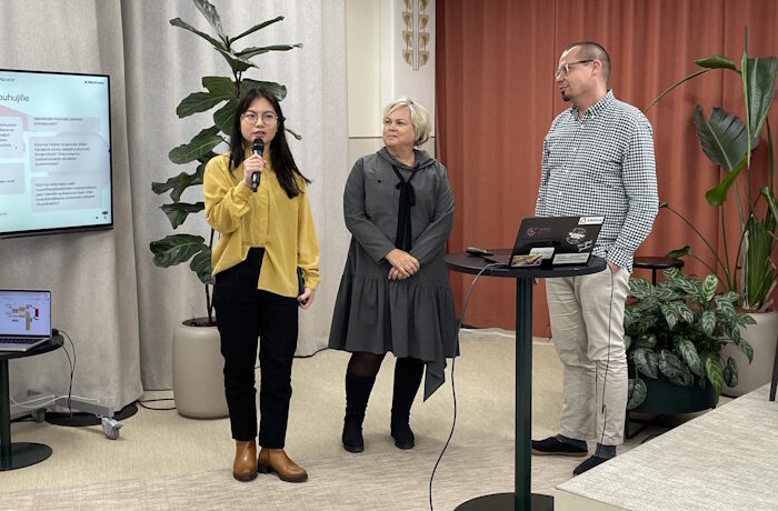 Kuva: Elina Saarinen. KIRAilmasto-ohjelma on yhdistänyt ympäristöministeriön ja Business Finlandin rahoituskanavat kiinteistö- ja rakennusalan tueksi. Ympäristöministeriön Saimi Lappalainen, Business Finlandin Virpi Mikkonen ja KIRAHubin Teemu Lehtinen kutsuvat toimijoita ohjelman loppuseminaariin, joka pidetään 22. huhtikuuta Katajanokanlaiturilla Helsingissä.