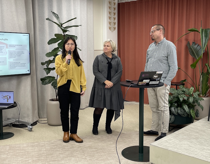 Kuva: Elina Saarinen. KIRAilmasto-ohjelma on yhdistänyt ympäristöministeriön ja Business Finlandin rahoituskanavat kiinteistö- ja rakennusalan tueksi. Ympäristöministeriön Saimi Lappalainen, Business Finlandin Virpi Mikkonen ja KIRAHubin Teemu Lehtinen kutsuvat toimijoita ohjelman loppuseminaariin, joka pidetään 22. huhtikuuta Katajanokanlaiturilla Helsingissä.