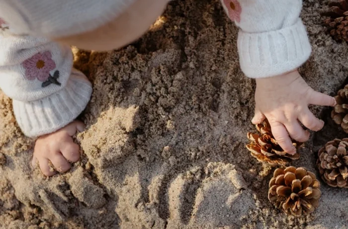 Kuva: Kekkilä. Suomalaisyritys Kekkilä on lanseerannut mikrobihiekan, joka tuo metsämaan monimuotoisen mikrobiston kaupunkien leikkipaikoille. Tuote perustuu suomalaiseen tutkimukseen ja on kehitetty yhteistyössä Uute Scientificin kanssa.