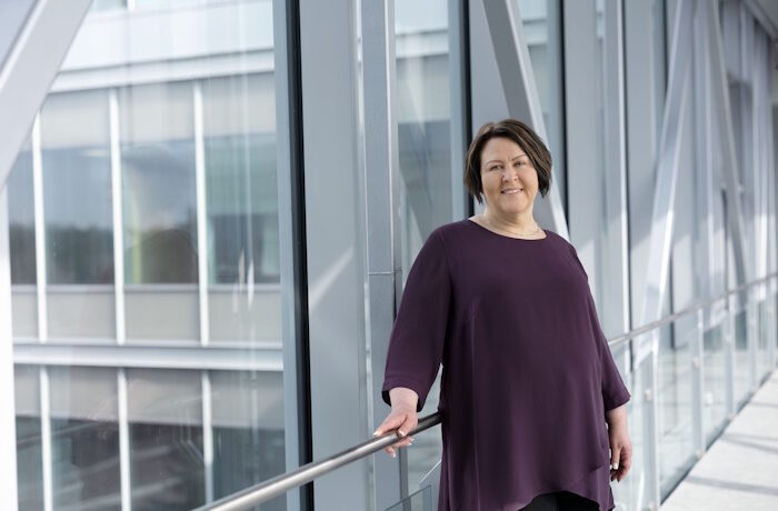 Kuva: Neste. Outi Teräs toivoo, että myös muovien kemiallinen kierrätys saisi harmonisoidut ei-enää-jätettä-kriteerit.