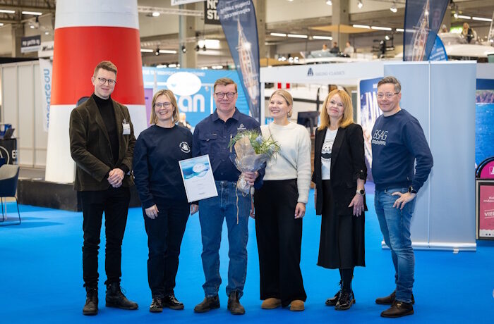 Kuva: Henri Sinisalmi/ Messukeskus. Marko Virtanen ja Minna Toivonen Fishheart Oy:stä ottivat vastaan Suomen Messusäätiön myöntämän Pelasta Itämeri -palkinnon Vene Båt -messuilla helmikuussa 2026.