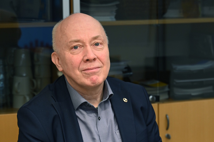 Kuva: Tero Pajukallio. Vesa Kärhä päättää työt Muoviteollisuudessa yli 35-vuotisen uran jälkeen. Maaliskuun lopussa on hänen viimeinen työpäivänsä Eteläranta 10:ssä vanhempana neuvonantajana. Vuosikymmenten aikana muoviala on selvinnyt monista vaikeuksista.