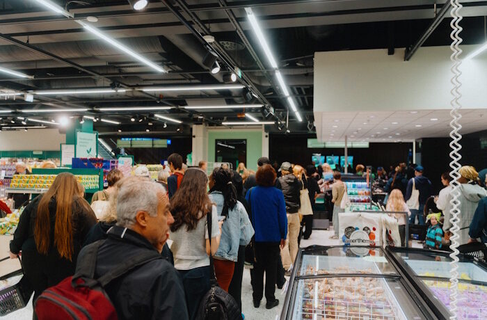 Kuva: Fiksuruoka.fi. Espoon myymälässä oli viime syksynä kuhinaa avajaispäivänä. Satojen metrien jono ulottui myymälän ulkopuolelle.