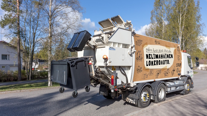 Kuva: HSY/ Hannu Bask. Monilokeroastioita tyhjentävät jäteautot ovat erikoiskalustoa. Yhden yhtenäisen säiliön sijaan niissä on neljä eri kammiota eri pakkausjätteille.