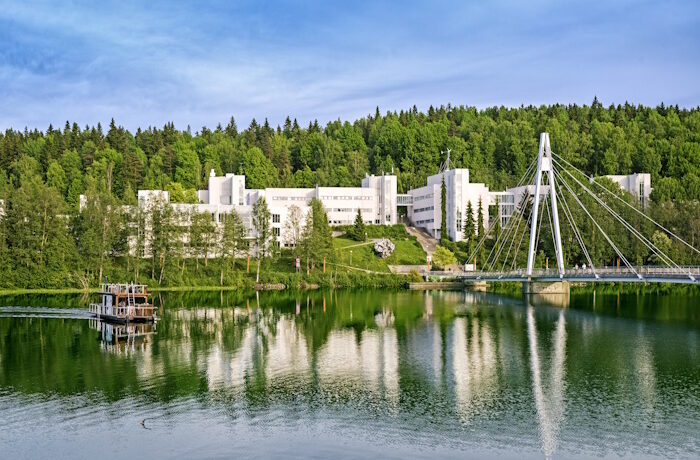 Kuva: Adobe Stock. Samoin kuin puiden ja muun kaupunkivihreän lisäys kaupungeissa tuottaa ekosysteemipalveluita, hyvinvointia ja hyödyllisiä vaikutuksia, myös kuntien kestävyys- ja vastuullisuustyö saa tukea toimivasta verkostoyhteistyöstä.