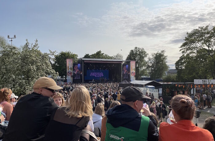 Kuva: Elina Saarinen. Viime kesän Kesärauha-tapahtumassa Turussa juomia myytiin pantillisiin, uudelleenkäytettäviin kovamuovikuppeihin ja -laseihin.