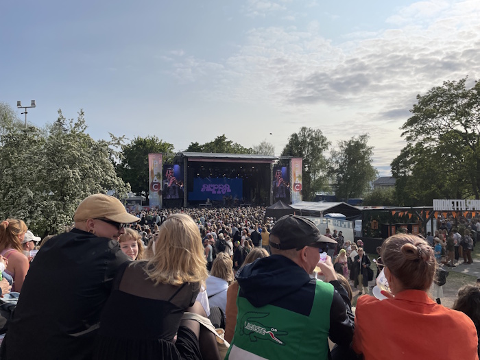 Kuva: Elina Saarinen. Viime kesän Kesärauha-tapahtumassa Turussa juomia myytiin pantillisiin, uudelleenkäytettäviin kovamuovikuppeihin ja -laseihin.