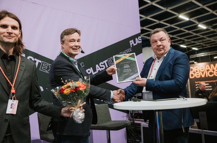 Kuva: Messukeskus. Antro Säilä ojensi Kestävät innovaatiot -tunnustuksen Natural Indigo Finlandin Pasi Ainasojalle PacTec FoodTec PlastExpo -messuilla Helsingissä 11. maaliskuuta 2026.