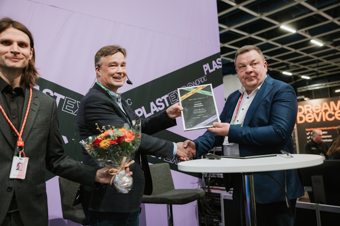 Kuva: Messukeskus. Antro Säilä ojensi Kestävät innovaatiot -tunnustuksen Natural Indigo Finlandin Pasi Ainasojalle PacTec FoodTec PlastExpo -messuilla Helsingissä 11. maaliskuuta 2026.