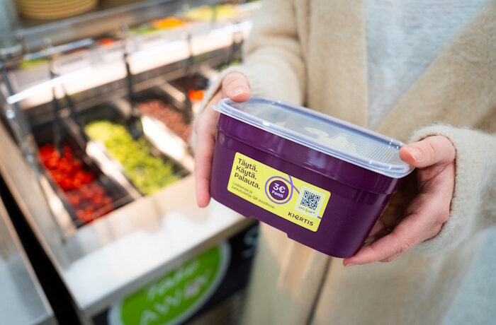 Kuva: Kuva: K-ryhmä. Tummanliila rasia on valmistettu biopohjaisesta polypropeenimuovista, joka on tuttua eväsrasioista. Se on suunniteltu kestämään käyttöä ja useita pesukertoja. Rasioiden kuntoa ja hygieenisyyttä seurataan ja vahingoittuneet poistetaan kierrosta.