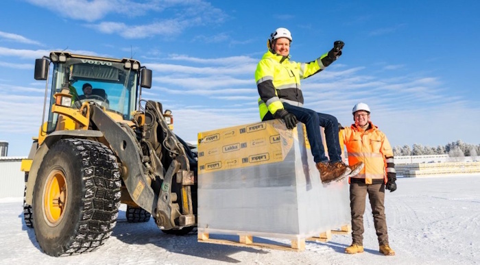Kuva: Jarno Artika/Lakan Betoni. Ensimmäinen satsi uusia vähähiilisiä betonikiviä. "Tämä on hienon pioneerityön tulosta", sanovat Lakan toimitusjohtaja Juho Hiltunen (vas.) ja Carbonaiden johtaja Jonne Hirvonen. 