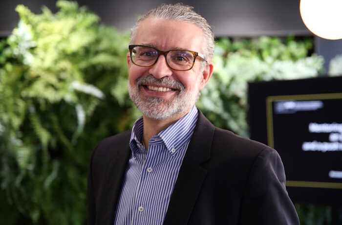 Kuva: Michael Hanfin albumi. Michael Hanf on Helsingissä toimiva strategia- ja vastuullisuusneuvonantaja sekä iksait Venturesin toimitusjohtaja. Hän työskentelee yritysten ja julkisten organisaatioiden kanssa strategian, systeemisen muutoksen ja kestävyyden liiketoimintavaikutusten parissa. Hän on myös Matters of Consequence -podcastin juontaja.