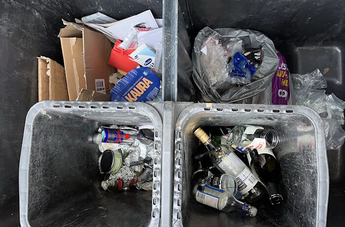 Kuva: Suomen Kiertovoima KIVO. Pakkausjätteitä voi lajitella yli 110 000 kotipihalla olevaan erilliskeräysastiaan sekä Rinki-ekopisteille ja kuntien ekopisteille. Joillain alueilla pienkiinteistöille ja pienille taloyhtiöille on tarjolla monilokeropalvelu, jossa jäteastioissa on oma säiliö muovi-, kartonki- ja lasipakkauksille sekä pienmetallille.