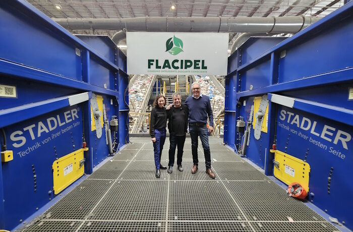 Kuva: Stadler. Stadlerin rinnakkaiset toimitusjohtajat Julia Stadler ja Will Stadler poseerasivat uudella laitoksella Multilixo‑konsernin toimitusjohtaja Silvio Uriasin kanssa.