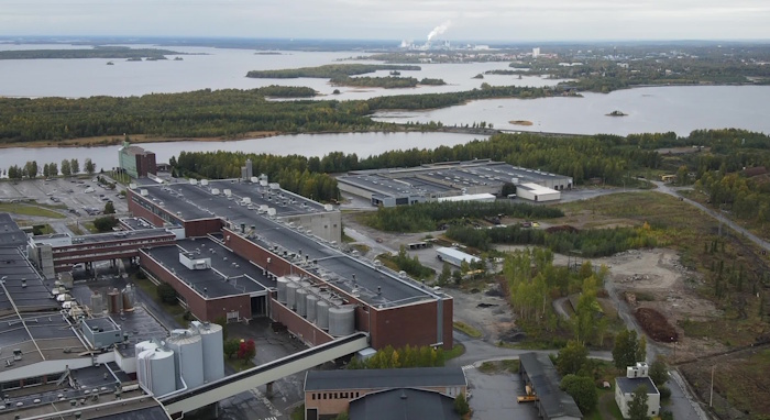 Kuva: Infinited Fiber Company. Tuore ympäristölupapäätös antaa mahdollisuuden siihen, että Kemin Veitsiluodon tehtaasta tulisi Suomen ensimmäinen laitos, joka valmistaa kemiallisella kierrätyksellä uusien vaatteiden raaka-ainetta käytöstä poistetuista vaatteista.