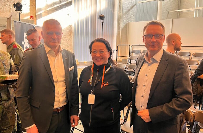 Kuva: Forssan Yrityskehitys Oy. Kuvassa kenraali (evp.) Timo Kivinen, Forssan Yrityskehitys Oy:n toimitusjohtaja Riikka Riihimäki ja puolustusvoimissa pitkän uran tehnyt asiantuntija Ilkka Korkiamäki.