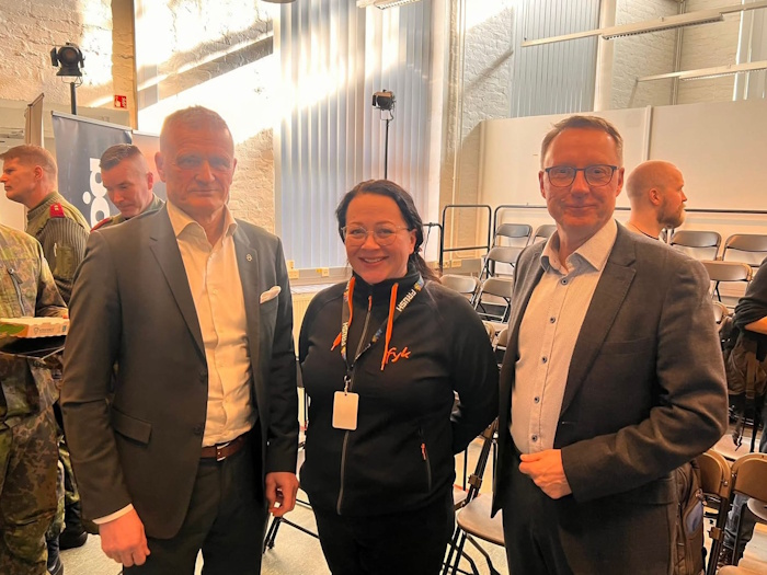 Kuva: Forssan Yrityskehitys Oy. Kuvassa kenraali (evp.) Timo Kivinen, Forssan Yrityskehitys Oy:n toimitusjohtaja Riikka Riihimäki ja puolustusvoimissa pitkän uran tehnyt asiantuntija Ilkka Korkiamäki.