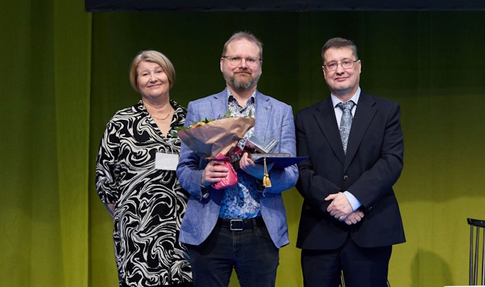 Kuva: Messukeskus. Solar Foodsin tieteellinen johtaja Juha-Pekka Pitkänen (keskellä) vastaanotti kiertotalousinnovaatiopalkinnon Suomalaisten Kemistien Seuran toiminnanjohtajalta Sari Vihavaiselta ja puheenjohtajalta Jan Lundellilta.