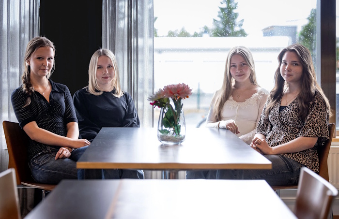 Kuva: Jarno Vuorinen/ Kuvavuorinen. Kisassa palkitun Vaihtori -kiertotalousyrityksen kehittivät Anna Karisaari, Pinja Riikonen, Ilona Tölli ja Amanda Rytilä Syväkankaan koulusta.