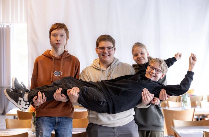 Kuva: Jarno Vuorinen/ Kuvavuorinen. Johannes Bäckström, Jerry Korkala, Eelis Puijola ja Arttu Puijola (vaakatasossa) nappasivat tänä vuonna voiton Meidän kiertotalousyrityksemme -videohaastekisassa.