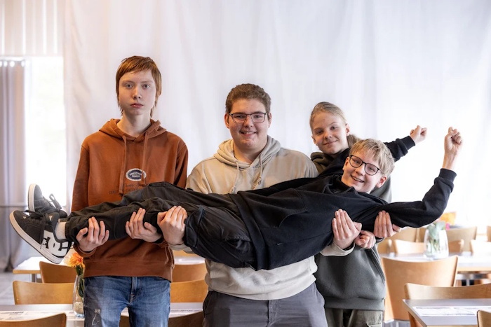 Kuva: Jarno Vuorinen/ Kuvavuorinen. Johannes Bäckström, Jerry Korkala, Eelis Puijola ja Arttu Puijola (vaakatasossa) nappasivat tänä vuonna voiton Meidän kiertotalousyrityksemme -videohaastekisassa.