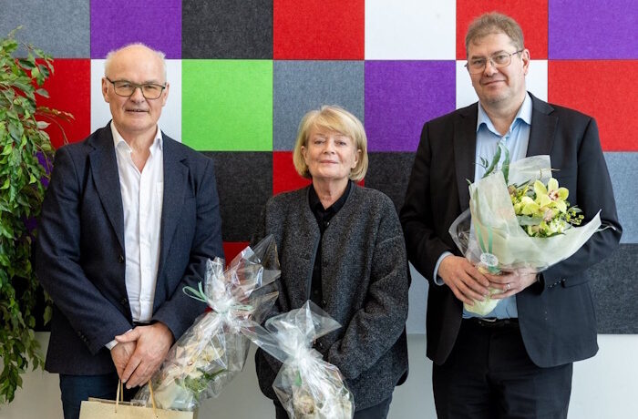 Kuva: Kuvavuorinen. European Clusters Labelling Excellence Structure (EUCLES) ‑organisaation käyttämät puolueettomat auditoijat Senior Cluster Advisor Tor‑Arne Bellika,Senior Advisor Marit Thunberg Werner ja Kiertotalouskeskuksen johtaja Tuomas Pussila juhlistivat auditointiprosessin päättymistä Kemissä kakkukahvein ja kukkasin.