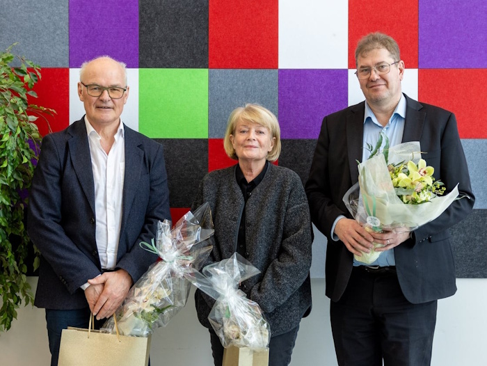 Kuva: Kuvavuorinen. European Clusters Labelling Excellence Structure (EUCLES) ‑organisaation käyttämät puolueettomat auditoijat Senior Cluster Advisor Tor‑Arne Bellika,Senior Advisor Marit Thunberg Werner ja Kiertotalouskeskuksen johtaja Tuomas Pussila juhlistivat auditointiprosessin päättymistä Kemissä kakkukahvein ja kukkasin.
