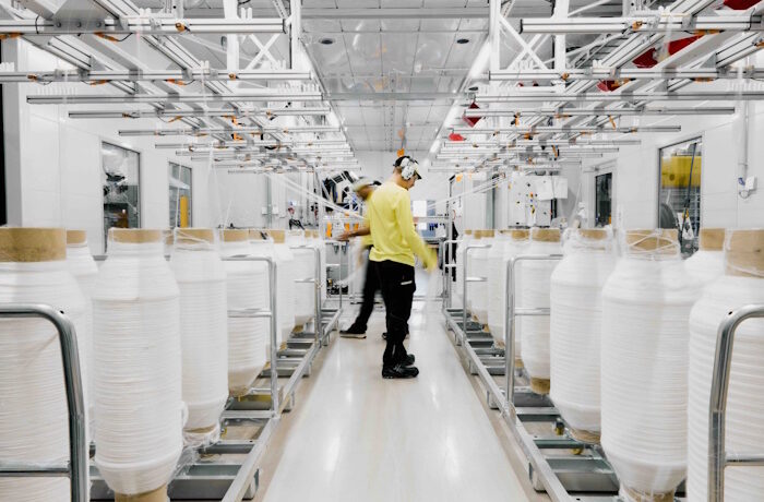 Kuva: Spinnova. Spinnova käynnistää uudelleen tekstiilikuidun tuotantotehtaansa Jyväskylän Eteläportilla. Tehdas on ollut poissa käytöstä Suzanon vetäydyttyä yhteistyöstä viime vuonna.