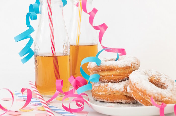 Kuva: Adobe Stock. Vappupiknik saattaa maistua juhlavammalta oikeilta lautasilta kertakäyttölautasten sijasta.