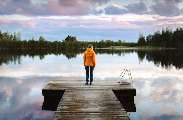 Kuva: Adobe Stock. Yli puolet suomalaisista näkee enemmän mahdollisuuksia kuin uhkia virheässä siirtymässä kohti ekologisesti kestävämpää taloutta, joka ei perustu luonnonvarojen ylikulutukseen. Tämä tulos näkyy E2 -tutkimuskatsauksessa suomalaisten mielenmaisemaan.