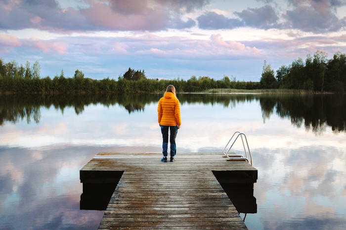 Kuva: Adobe Stock. Yli puolet suomalaisista näkee enemmän mahdollisuuksia kuin uhkia virheässä siirtymässä kohti ekologisesti kestävämpää taloutta, joka ei perustu luonnonvarojen ylikulutukseen. Tämä tulos näkyy E2 -tutkimuskatsauksessa suomalaisten mielenmaisemaan.