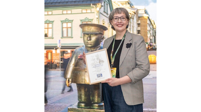 Kuva: Digipolis. Vaatelaastari FabPatch Oy:n perustajajäsen ja toimitusjohtaja Taija Sailio vastaanotti Vuoden Kiertotalousteko -palkinnon. Oulussa voitosta kertoo myös kyltti Toripolliisi -patsaan kaulassa.