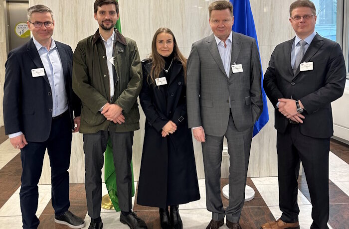Kuva: Iida Miettisen albumi. Kiertotalouskoalitiosta veivät viestiä Euroopan komissiolle Remeon Panu Routasalo, Nesteen Peter Holdorf, koalition vetäjä Iida Miettinen, Lassila & Tikanojan Jorma Mikkonen ja NG Nordicin Janne Koivisto.