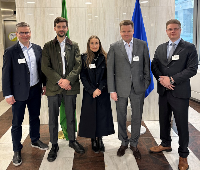 Kuva: Iida Miettisen albumi. Kiertotalouskoalitiosta veivät viestiä Euroopan komissiolle Remeon Panu Routasalo, Nesteen Peter Holdorf, koalition vetäjä Iida Miettinen, Lassila & Tikanojan Jorma Mikkonen ja NG Nordicin Janne Koivisto.