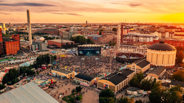 Kuva: Petri Anttila & Koptercam/ Flow Festival. Vaikka Suvilahti sijaitsee vanhalla voimalaitosalueella, alueella ei ole riittävästi sähkökaappeja, jotta tapahtumajärjestäjät pääsisivät kiinteään sähköverkkoon. Siksi alueen sähkö joudutaan tuottamaan generaattoreilla. Niissä käytetään uusiutuvaa Neste My -dieseliä. ”Uusiutuva sähkö olisi kuitenkin paras”, Flow Festivalin toimitusjohtaja Katariina Uusitupa myöntää.