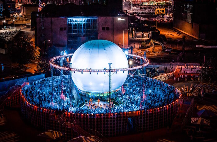 Kuva: Petri Anttila & Koptercam/ Flow Festival. Balloon-lavan valtava pallo on Flow Festivalin oma lavarakenne, jota uudelleenkäytetään vuodesta toiseen.