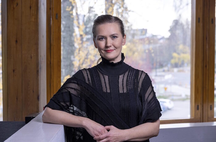 Kuva: Mikko Raskinen / Aalto-yliopisto. Professori Mari Lundström on ensimmäinen sähkökemian Faradayn mitalilla palkittu suomalaistutkija. Aiempien mitalistien joukosta löytyy muun muassa Millennium-teknologiapalkinnon saaja sekä Nobel-voittajan ohjaaja.