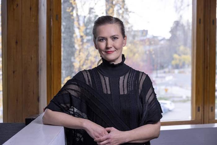 Kuva: Mikko Raskinen / Aalto-yliopisto. Professori Mari Lundström on ensimmäinen sähkökemian Faradayn mitalilla palkittu suomalaistutkija. Aiempien mitalistien joukosta löytyy muun muassa Millennium-teknologiapalkinnon saaja sekä Nobel-voittajan ohjaaja.