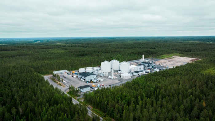 Kuva: Tuukka Kiviranta. Nurmon uusi jättilaitos jalostaa alueen maataloudessa syntyvän lannan ja muut sivuvirrat liikennepolttoaineeksi ja kierrätyslannoitteiksi.