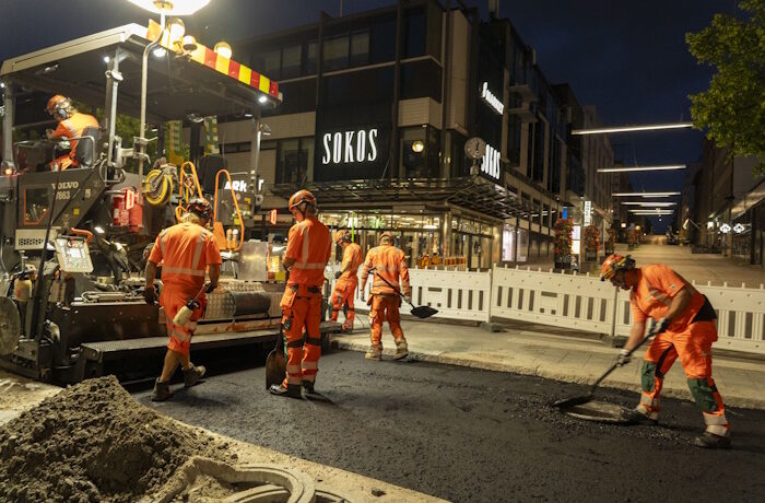 Kuva: Peab Asfaltti. Aleksanterinkatu on nyt entistä tasaisempi ja hiljaisempi. Kesäkuun puolivälissä asennettu vähäpäästöinen kokeiluasfaltti on toiminut toistaiseksi hyvin.