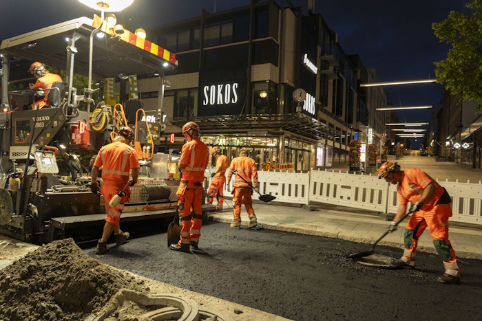 Kuva: Peab Asfaltti. Aleksanterinkatu on nyt entistä tasaisempi ja hiljaisempi. Kesäkuun puolivälissä asennettu vähäpäästöinen kokeiluasfaltti on toiminut toistaiseksi hyvin.