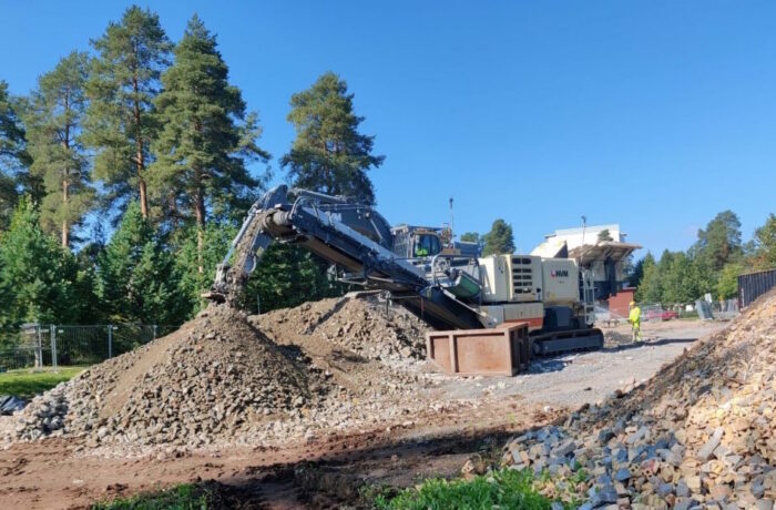 Kuva: Oulun yliopisto. Oulun Myllyojan terveysaseman purkutyömaa on yksi tutkimushankkeen pilottikohteista, joissa on kokeiltu materiaalien paikallamurskausta.