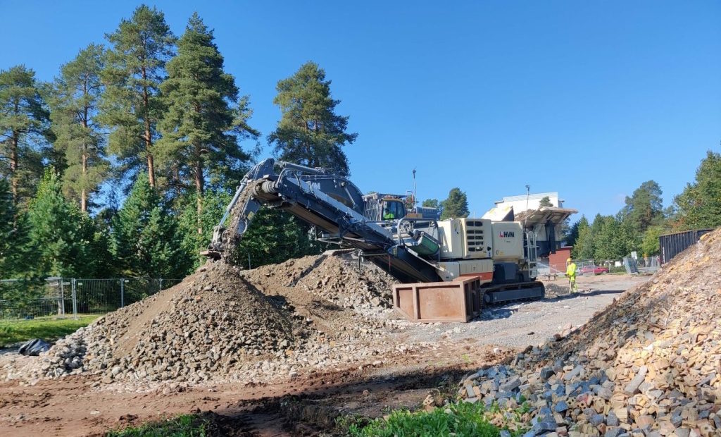 Kuva: Oulun yliopisto. Oulun Myllyojan terveysaseman purkutyömaa on yksi tutkimushankkeen pilottikohteista, joissa on kokeiltu materiaalien paikallamurskausta.