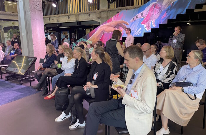 Kuva: Elina Saarinen. Kiertotalousyhteisön tulevaisuus kiinnosti Arabian kiertotaloushubi-hankkeen päätösseminaariin osallistuneita syyskuussa Helsinki Design Weekillä.