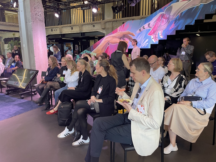 Kuva: Elina Saarinen. Kiertotalousyhteisön tulevaisuus kiinnosti Arabian kiertotaloushubi-hankkeen päätösseminaariin osallistuneita syyskuussa Helsinki Design Weekillä.
