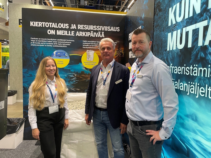Kuva: Elina Saarinen. Enni Ohrankämmen, Marko Alho ja Juha Tuomaala Finnfoamin osastolla Finnbuild-messuilla. Viimeinen messupäivä oli samalla Tuomaalan ensimmäinen työpäivä Finnfoamilla.
