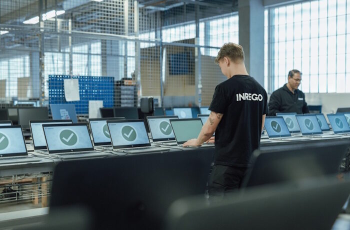 Kuva: SEIFFI-palvelu on tietoturvallinen, edullinen ja helppo tapa kierrättää datalaitteet. Kuvassa Inrego Oy tarkistaa ja kunnostaa SEIFFI-palveluun uusiokäyttöön saapuvat laitteet.