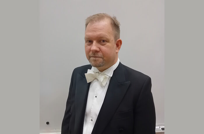 Kuva: Risto Pöykiö. Tekniikan tohtori Juha Oksanen työskentelee Kaakkois-Suomen Ammattikorkeakoulun (XAMK) Savonlinnan kampuksella kuitulaboratorion laboratoriopäällikkönä.